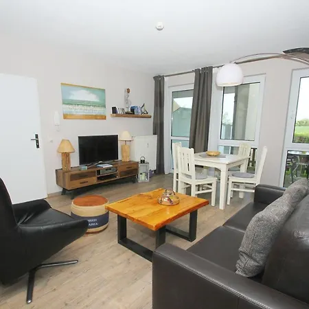 Apartment Strandhaus Monchgut: Beachfront Retreat With Access *