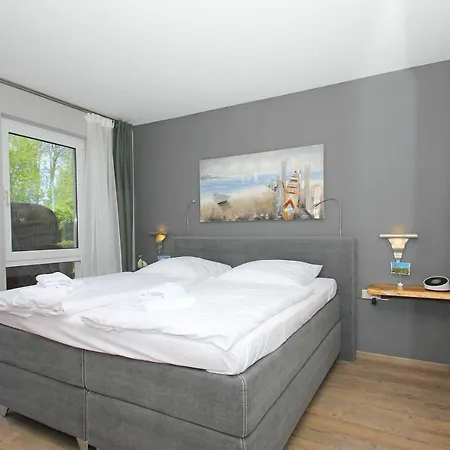 Apartment Strandhaus Monchgut: Beachfront Retreat With Access Lobbe